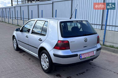 Хэтчбек Volkswagen Golf 2002 в 