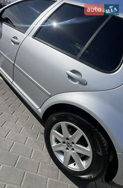 Хэтчбек Volkswagen Golf 2003 в 