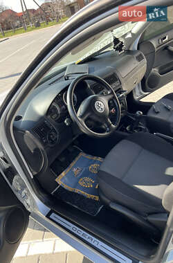 Хэтчбек Volkswagen Golf 2003 в 