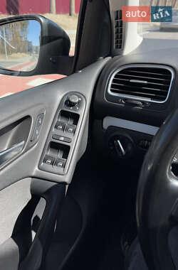 Хэтчбек Volkswagen Golf 2010 в 
