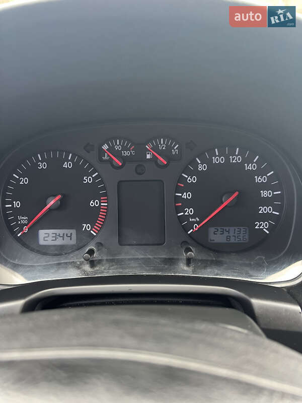Хэтчбек Volkswagen Golf 2001 в Ужгороде