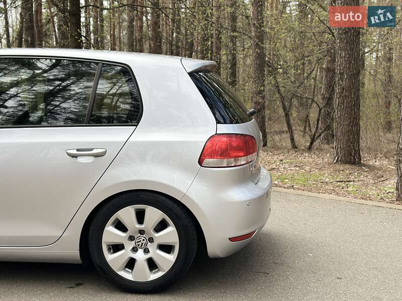 Хэтчбек Volkswagen Golf 2010 в Киеве