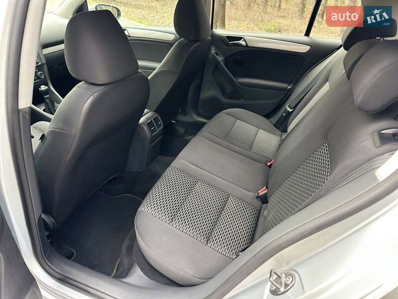Хэтчбек Volkswagen Golf 2010 в Киеве
