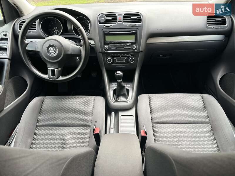 Хэтчбек Volkswagen Golf 2010 в Киеве
