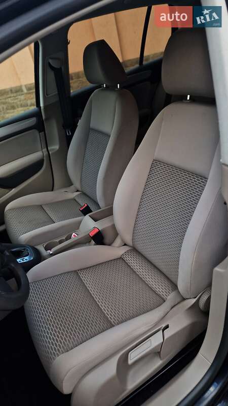 Хетчбек Volkswagen Golf 2012 в Ужгороді