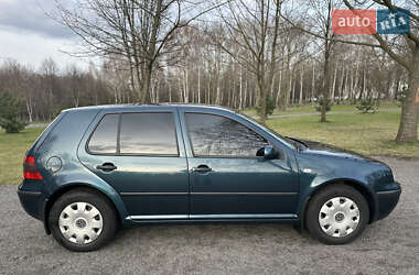 Хетчбек Volkswagen Golf 2001 в 