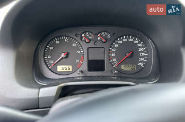 Хетчбек Volkswagen Golf 2001 в 