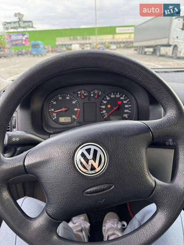 Хэтчбек Volkswagen Golf 2001 в Черновцах
