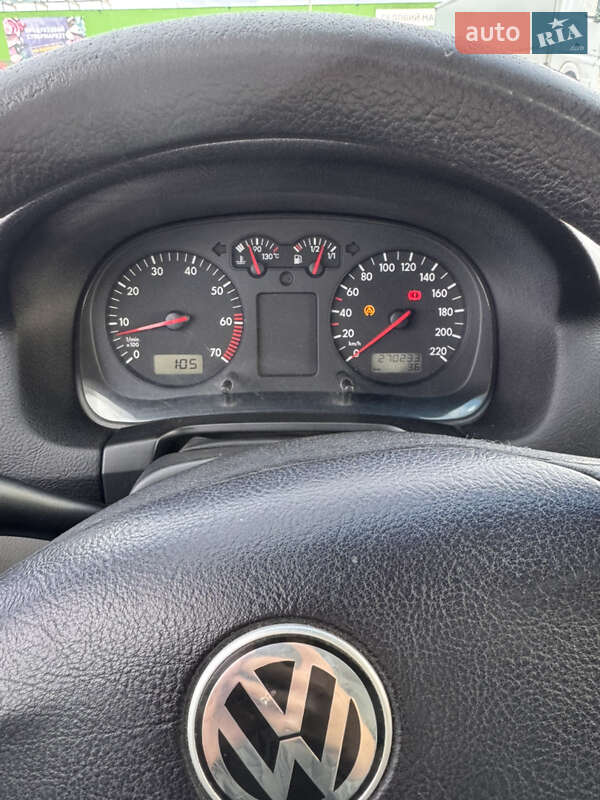 Хэтчбек Volkswagen Golf 2001 в Черновцах