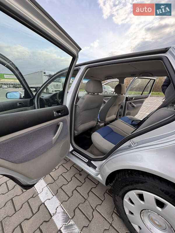 Хэтчбек Volkswagen Golf 2001 в Черновцах