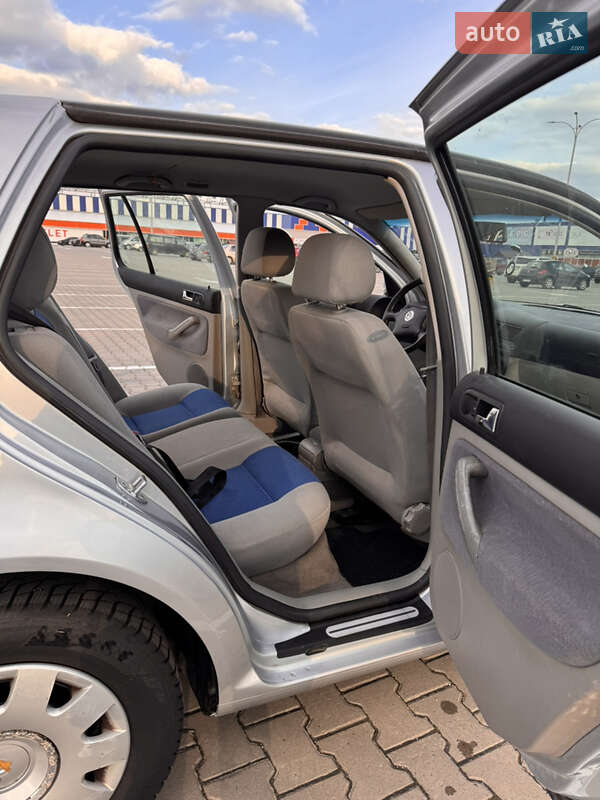 Хэтчбек Volkswagen Golf 2001 в Черновцах