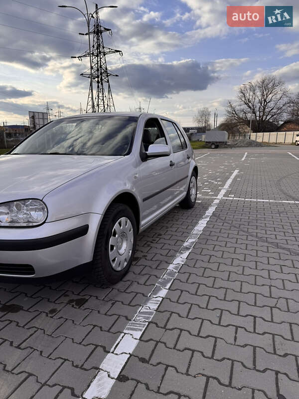 Хэтчбек Volkswagen Golf 2001 в Черновцах
