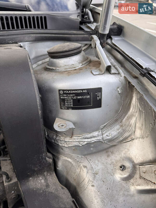 Хэтчбек Volkswagen Golf 2001 в Черновцах