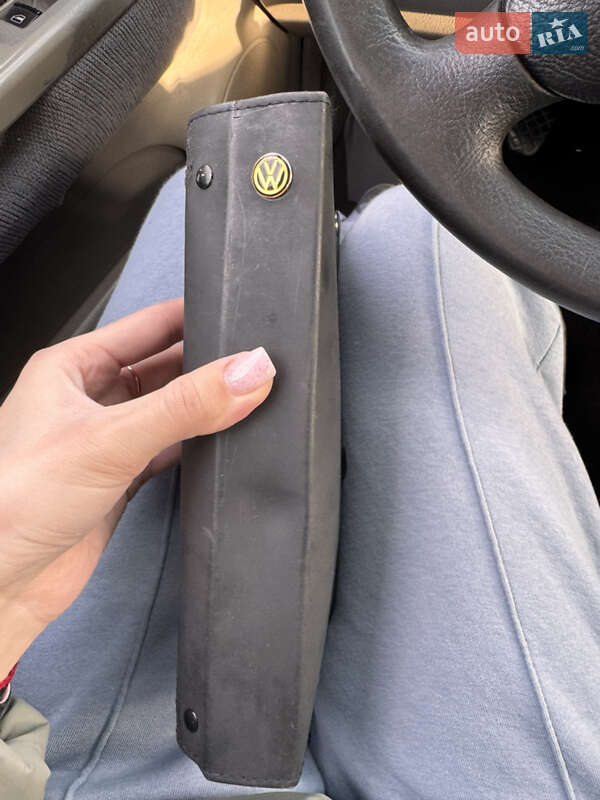 Хэтчбек Volkswagen Golf 2001 в Черновцах