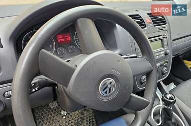 Хэтчбек Volkswagen Golf 2004 в 