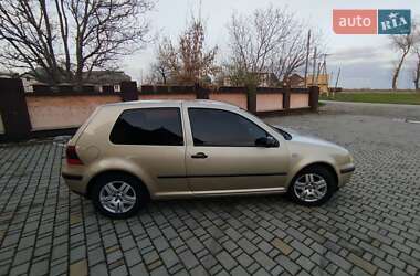 Хэтчбек Volkswagen Golf 2002 в 