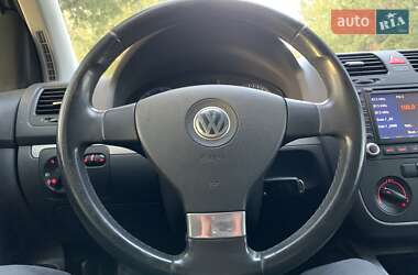 Хэтчбек Volkswagen Golf 2005 в 