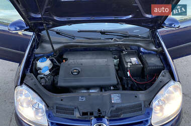 Хэтчбек Volkswagen Golf 2005 в 
