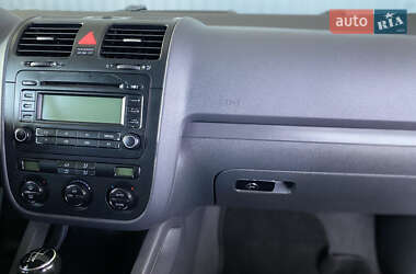 Хэтчбек Volkswagen Golf 2005 в 