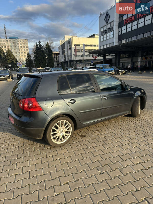 Хэтчбек Volkswagen Golf 2006 в Черновцах