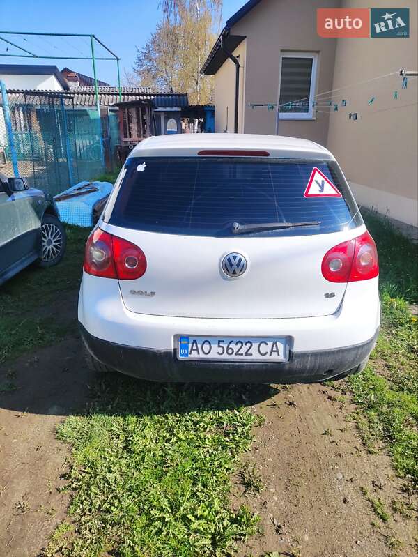 Хетчбек Volkswagen Golf 2004 в Тячеві