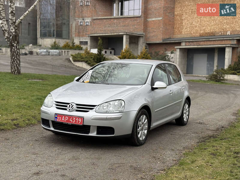 Хэтчбек Volkswagen Golf 2005 в 