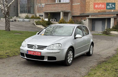 Хэтчбек Volkswagen Golf 2005 в 
