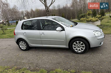 Хэтчбек Volkswagen Golf 2005 в 