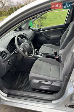 Хэтчбек Volkswagen Golf 2005 в 