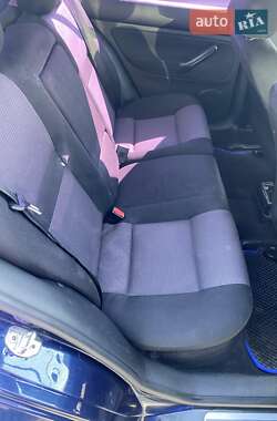 Хэтчбек Volkswagen Golf 2001 в 