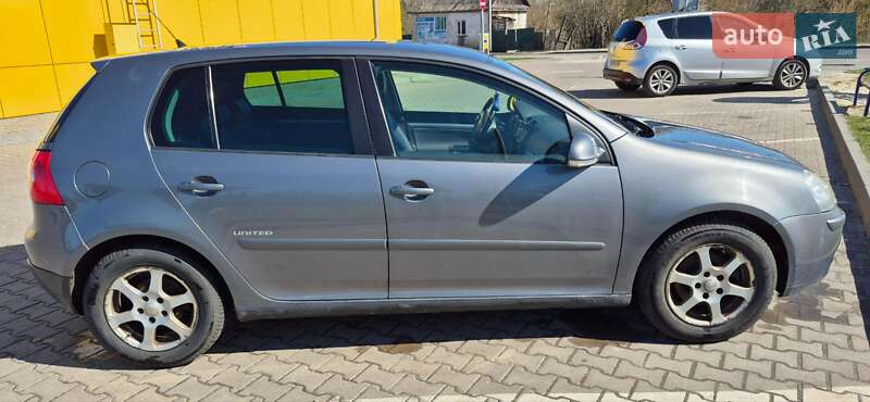 Хэтчбек Volkswagen Golf 2008 в Дубно