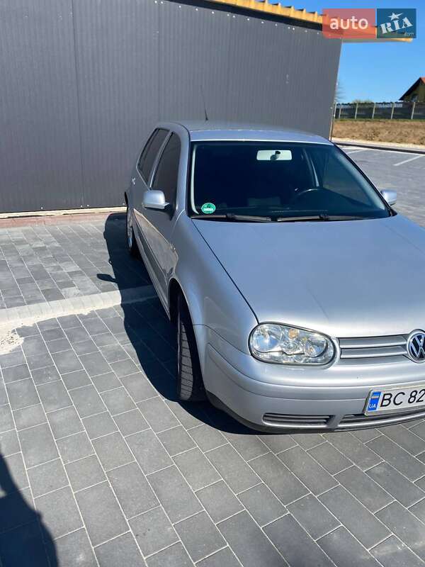 Хетчбек Volkswagen Golf 2003 в Мостиській