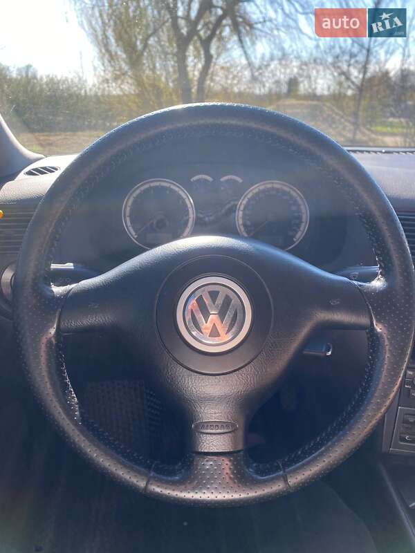 Хетчбек Volkswagen Golf 2003 в Мостиській