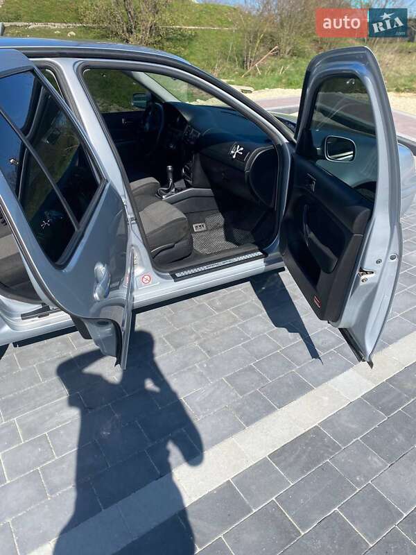 Хетчбек Volkswagen Golf 2003 в Мостиській