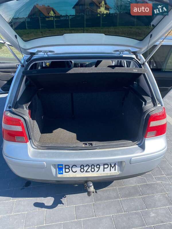 Хетчбек Volkswagen Golf 2003 в Мостиській