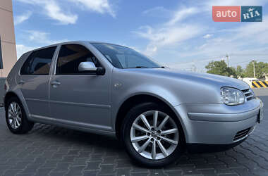 Хэтчбек Volkswagen Golf 2001 в 