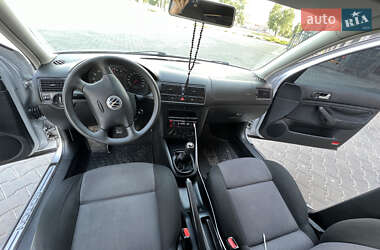 Хэтчбек Volkswagen Golf 2001 в 
