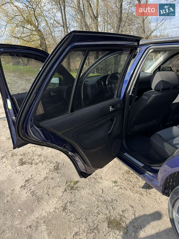 Хэтчбек Volkswagen Golf 2003 в Богодухове