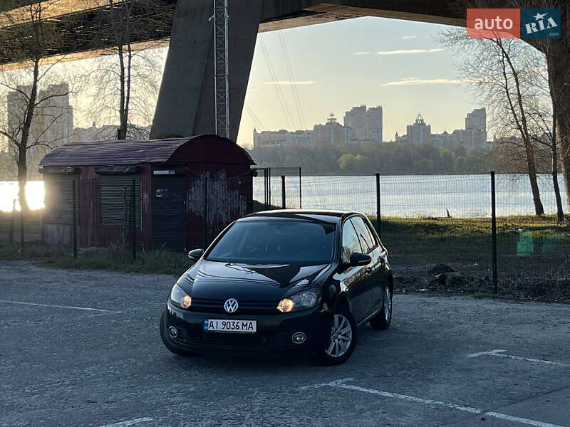Хетчбек Volkswagen Golf 2011 в 