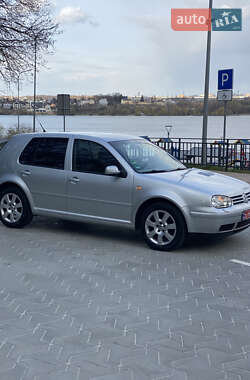 Хэтчбек Volkswagen Golf 2003 в 