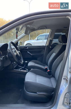Хэтчбек Volkswagen Golf 2003 в 
