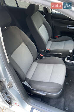 Хэтчбек Volkswagen Golf 2003 в 