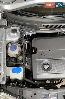 Хэтчбек Volkswagen Golf 2003 в 