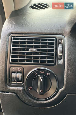 Хэтчбек Volkswagen Golf 2003 в 