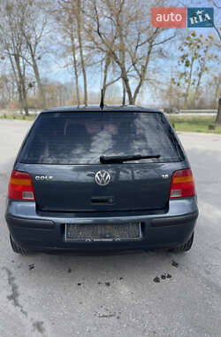 Хэтчбек Volkswagen Golf 2000 в 