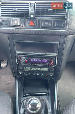 Хэтчбек Volkswagen Golf 2000 в 