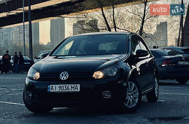 Хетчбек Volkswagen Golf 2011 в 