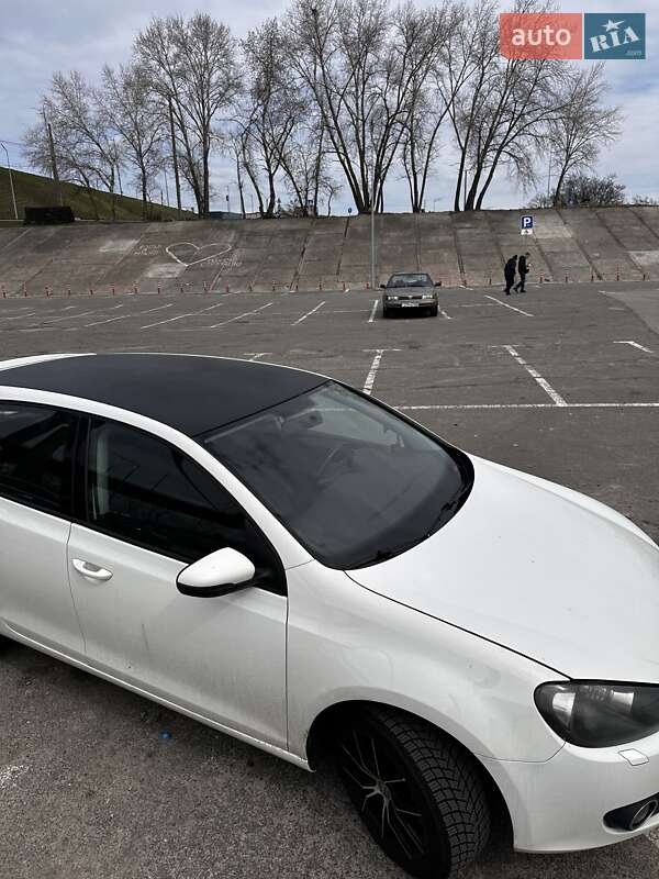 Хэтчбек Volkswagen Golf 2011 в 