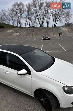 Хэтчбек Volkswagen Golf 2011 в 