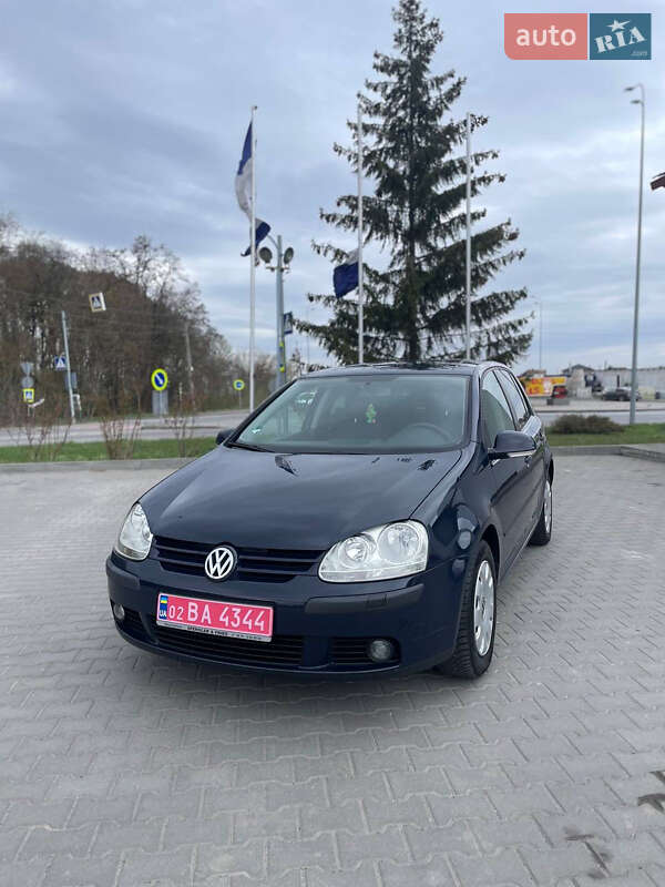 Хэтчбек Volkswagen Golf 2005 в 